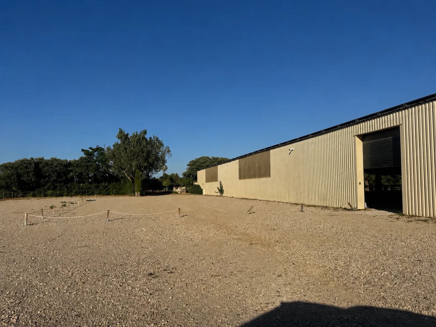 Les abords du club et l'aire de stationnement