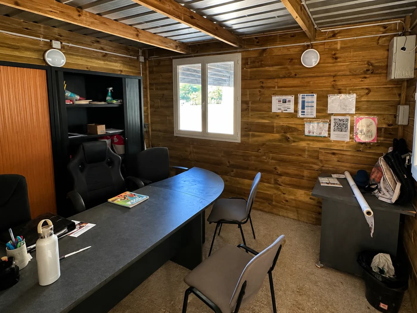 Le bureau du club, sa table de réunion et ses affichages