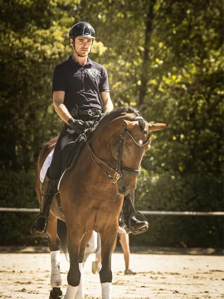Alexandre Meichtry à cheval sur la carrière, au travail de dressage
