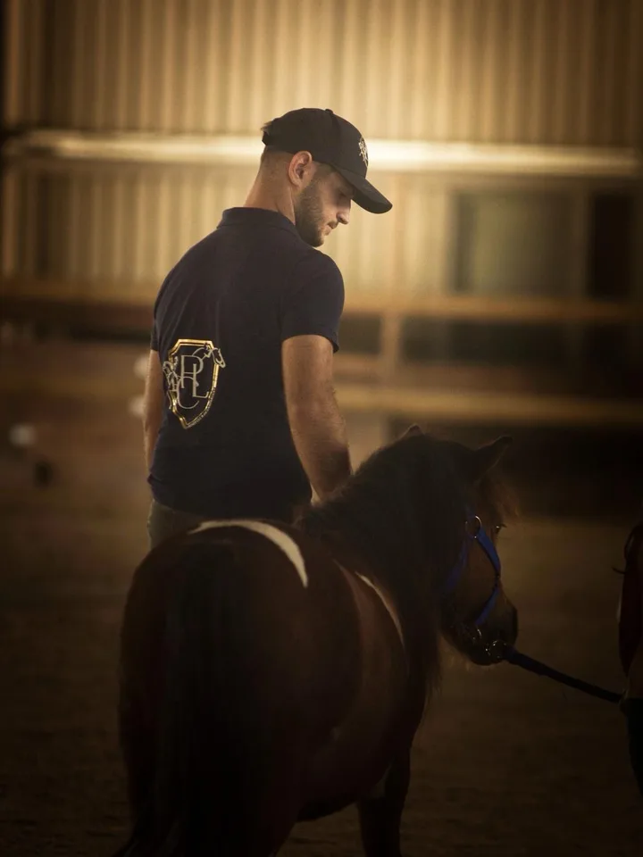 Jérémie Derothe auprès d'un poney tenu en main